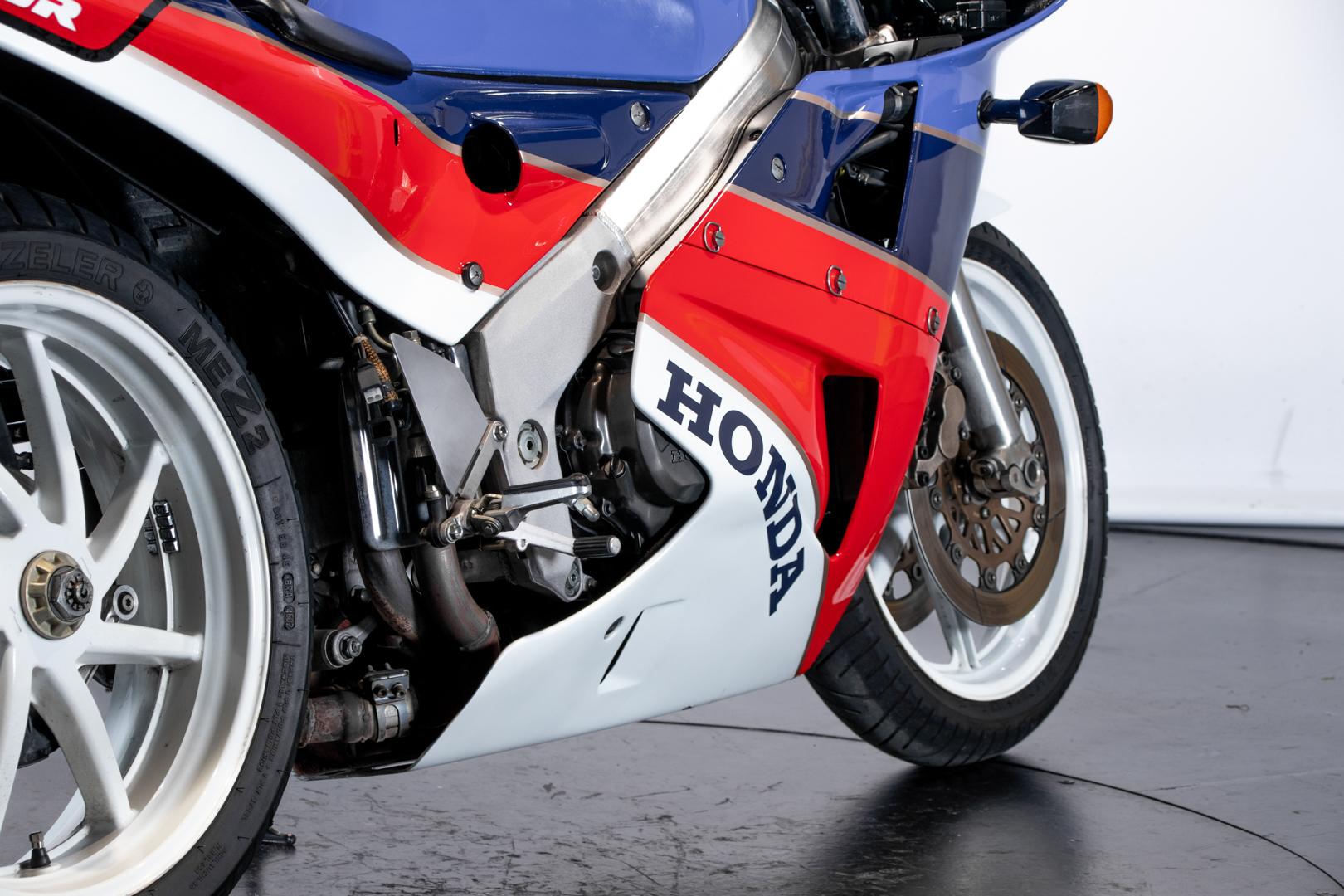 Honda VFR750- “RC 30” 